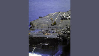 Verificación de Datos: Foto no Muestra Daños en la Cubierta del Portaaviones USS Abraham Lincoln -- Era el USS Forrestal en 1967