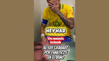 Verificación de Datos: Neymar NO fue Sorprendido por Fans Mientras Estaba en el Baño -- El Video Muestra a un Imitador del Futbolista