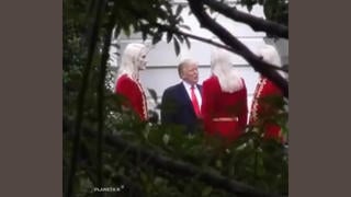 Verificación de Datos: Imágenes FALSAS Muestran a Trump y Otros Líderes Mundiales Reunidos con Alienígenas de Uniformes Rojos -- Ciencia Ficción Generada por IA 