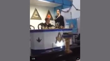 Verificación de Datos: Video NO Muestra a Flávio Bolsonaro en Logia Masónica -- Es su Padre Jair, y No Menciona a Israel ni a Satanás