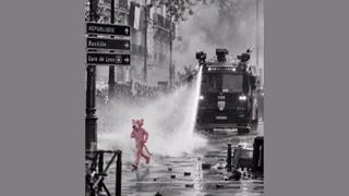 Verificación de Datos: Imágenes Falsas de la Pantera Rosa Protestando en Francia Son Generadas con IA -- Fotos Originales Son de Otros Países y Años
