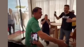 Verificación de Datos: Video NO Muestra a Flávio Bolsonaro Llegando a EE.UU. -- Es Anterior a su Aterrizaje en Florida tras la Derrota