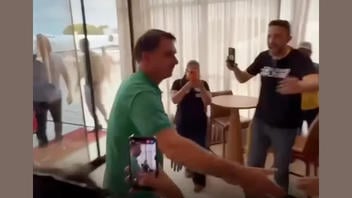 Verificación de Datos: Verificación de Datos: Video NO Muestra a Flávio Bolsonaro Llegando a EE.UU. -- Es Anterior a su Aterrizaje en Florida tras la Derrota